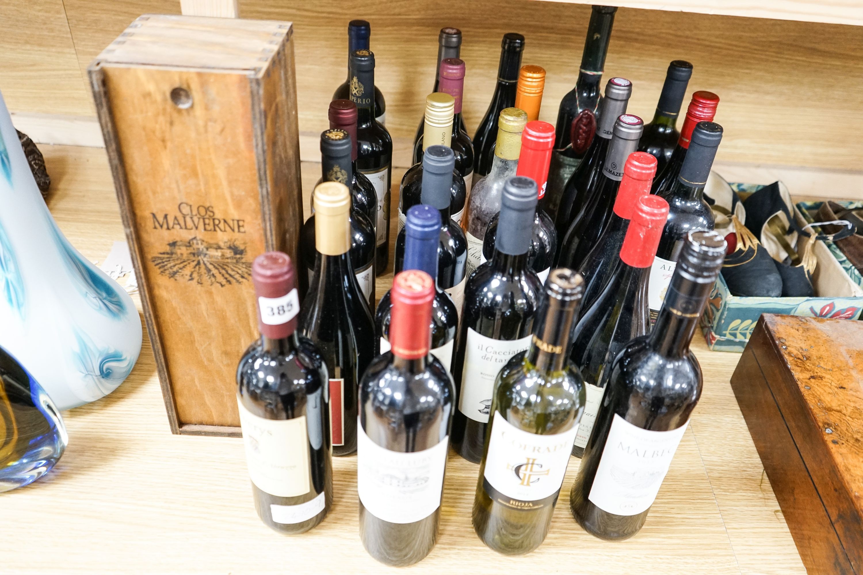 A quantity of mixed red and white wines (28)